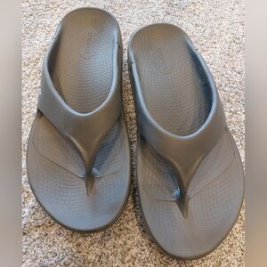 OOFOS Unisex Thong Recovery Sandals Gray Men’s 9 / Women’s 11 NWOT